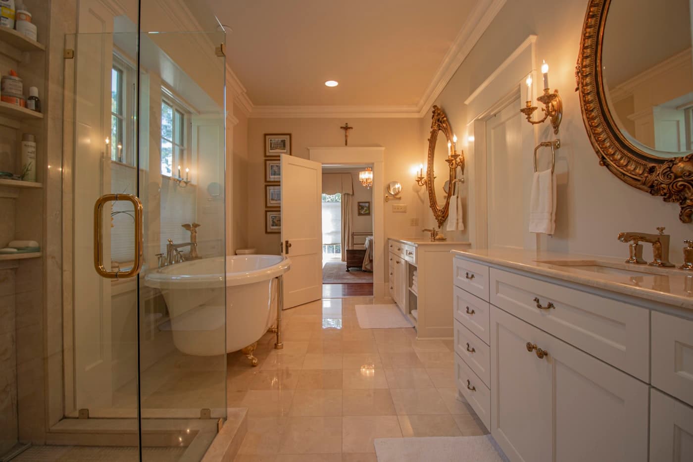 Sereno Mansion — dressing room and shower